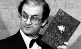Siapa Salman Rushdie, Penulis Ayat-Ayat Setan yang Ditikam? 