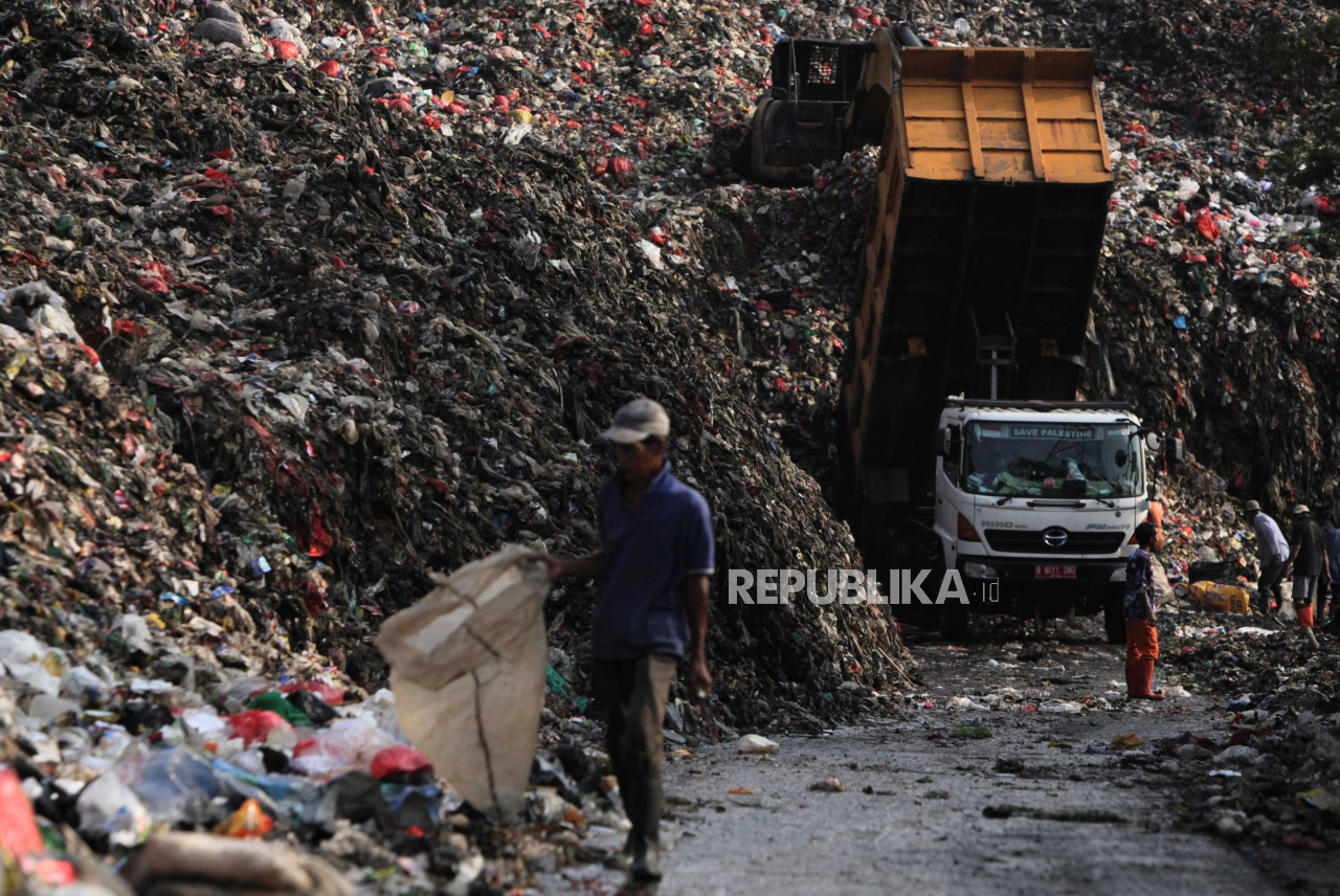 Gunung Sampah Di Tpa Cipayung Depok