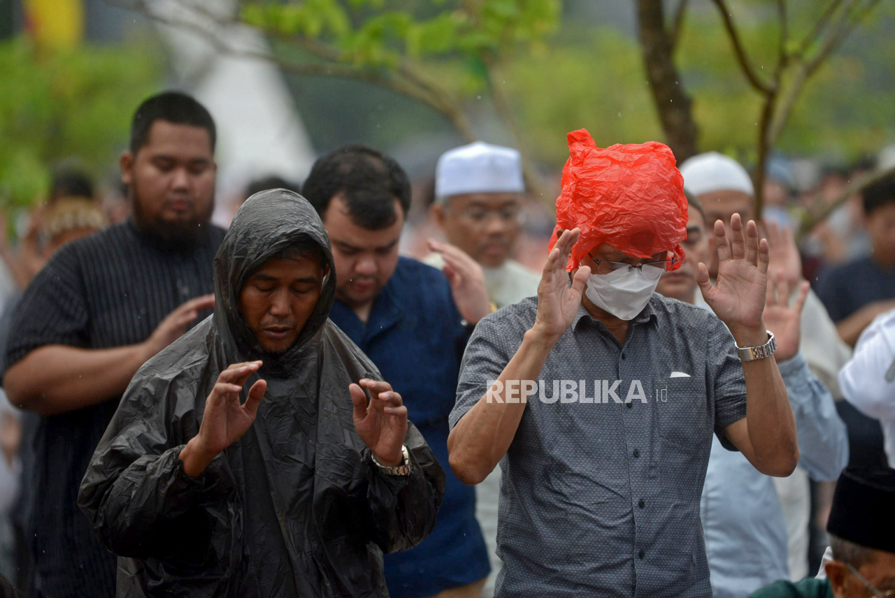 Shalat Ied Muhammadiyah Di Pulomas Di Bawah Guyuran Hujan