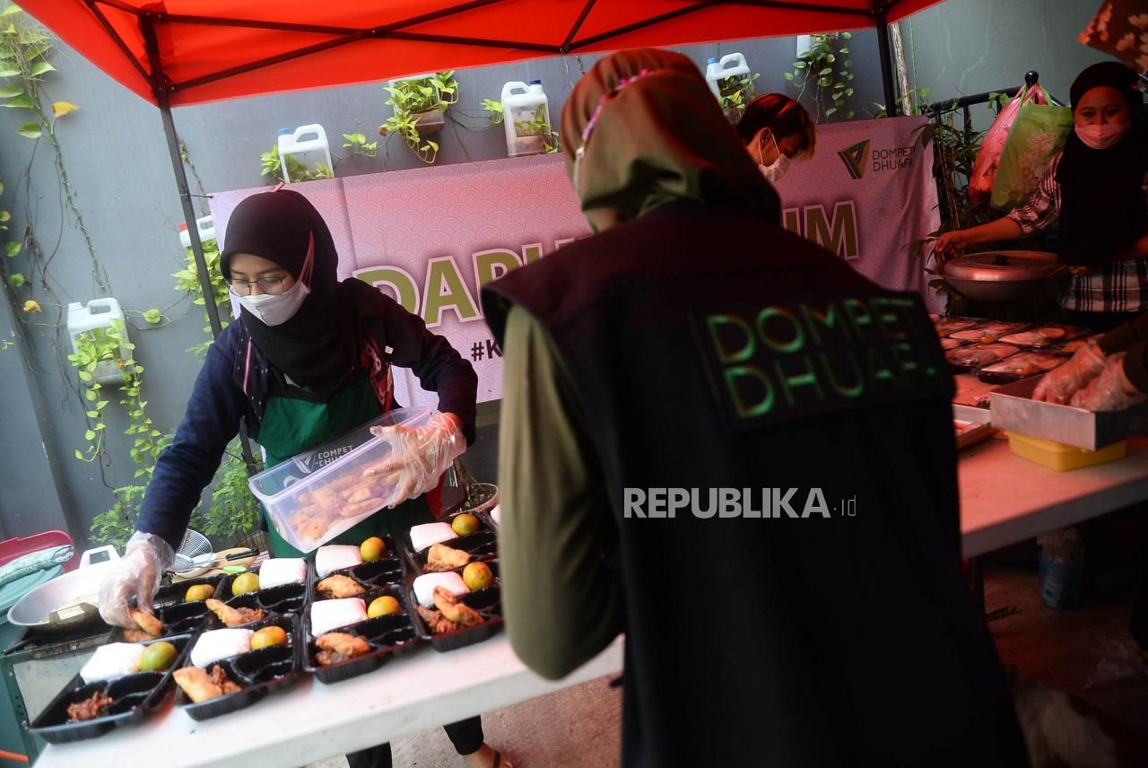 Warga menerima makanan dari dapur umum MBG