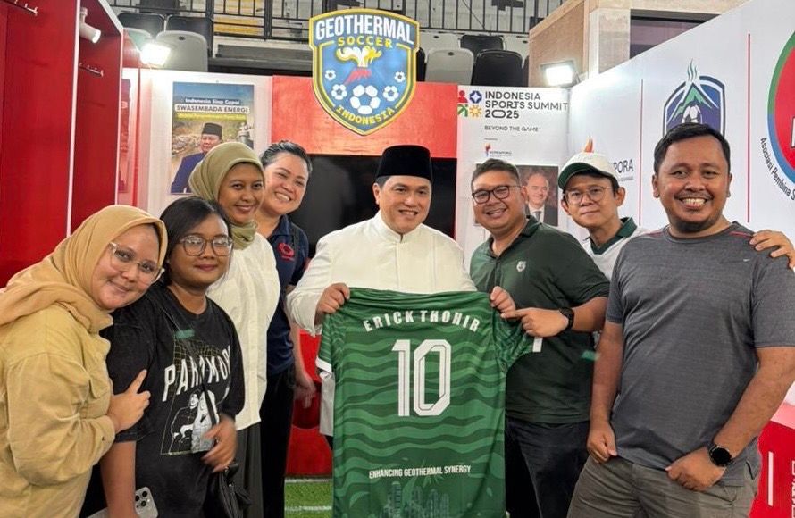 Menpora RI sekaligus Ketua Umum PSSI, Erick Thohir (berpeci), bersama Geothermal Soccer Indonesia jelang ISS 2025 di Indonesia Arena, Jakarta, pada 5 Desember 2025. (Istimewa)