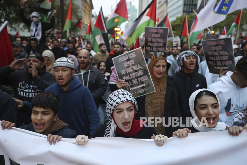 Pendukung Palestina melakukan aksi long march di Chicago, AS, mengecam penyerangan Israel terhadap Palestina, Kamis (12/10/2023) WIB. (John J. Kim/Chicago Tribune via AP)