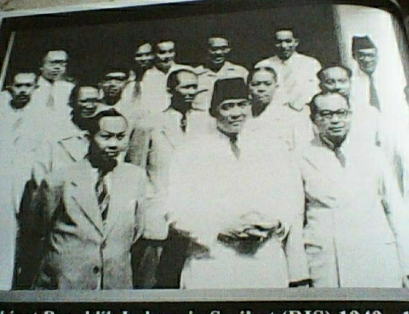 Foto Kabinet RIS usai pelantikan 20 Desember 1949. Presiden RIS Soekarno dilantik sebelumnya 17 Desember 1949. Doc pribadi Sultan Hamid II. 