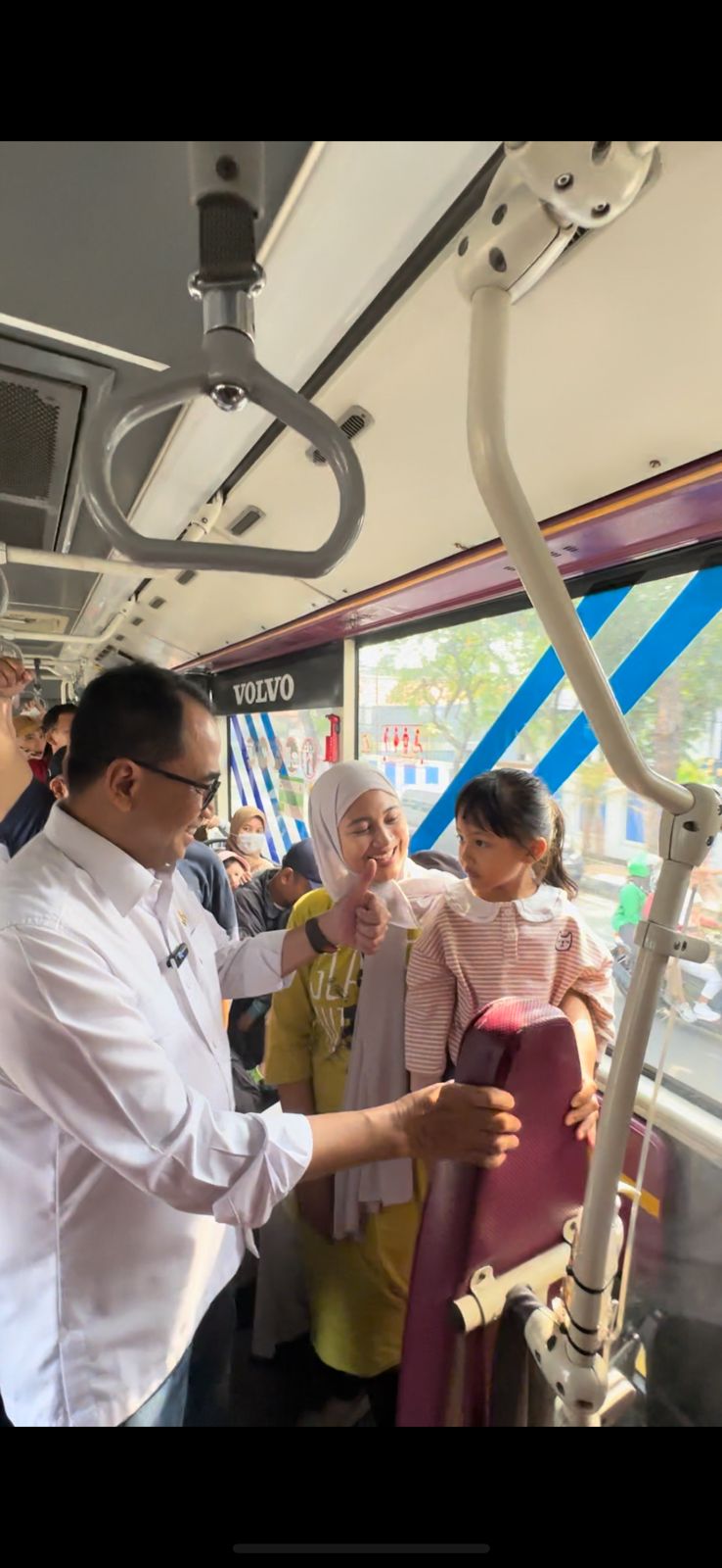 Menhub Ajak Masyarakat Manfaatkan Transportasi Umum dengan Naik Transjakarta