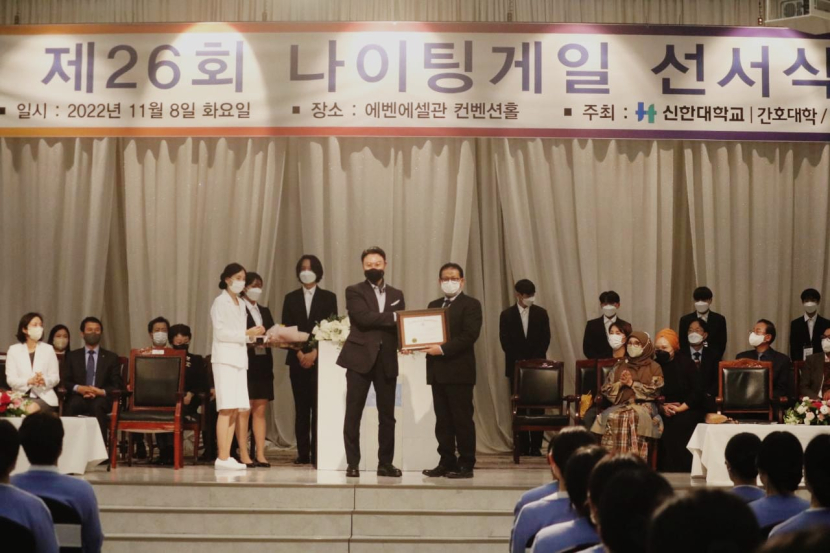 Prof Dr Rokhmin Dahuri MS menerima gelar Pofesor Kehormatan dari Department of International Development Cooperation Shinhan University Korea Selatan, di Seoul, Selasa (8/11/2022).  (Foto-foto: Dok RD Institute)