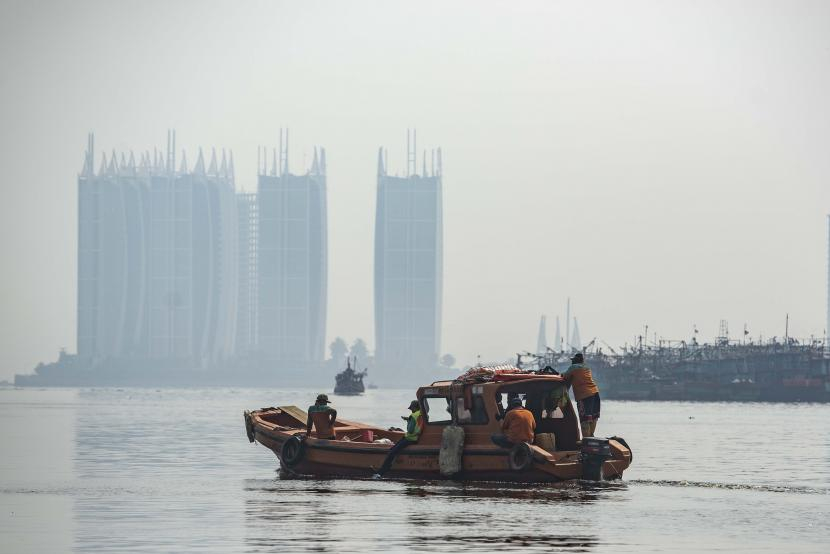 Teluk Jakarta menerima setidaknya 22.500 ton nitrogen dan 6.700 ton fosfat per tahunnya dari 13 muara sungai. Foto : Antara