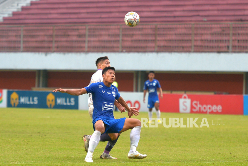 Bek tengah PSIS Semarang, Wahyu Prasetyo mencoba menahan bola dari penyerang Persita Tangerang, Fergonzi pada lanjutan BRI Liga 1 di Stadion Maguwoharjo, Sleman, Yogyakarta, Sabtu (25/2/2023). Pada pertandingan ini PSIS harus puas berbagi poin usai imbang melawan Persita dengan skor 1-1. Foto:Republika/Wihdan Hidayat.