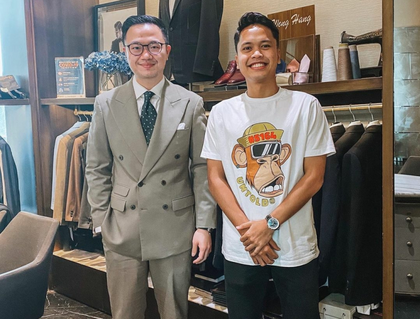 Pemain bulu tangkis tunggal putra, Anthony Sinisuka Ginting (kanan) bersama desainer Jonathan Wongso (sumber: Instagram Jonathan Wongso)