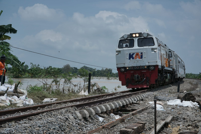 PT Kereta Api Indonesia (Persero) memastikan jalur hilir kereta api yang terkena banjir di KM 32+5/7 petak jalan antara Stasiun Karangjati-Stasiun Gubug, Kab. Grobogan, Jawa Tengah, sudah dapat dilalui kereta api. (Foto: Humas PT KAI)