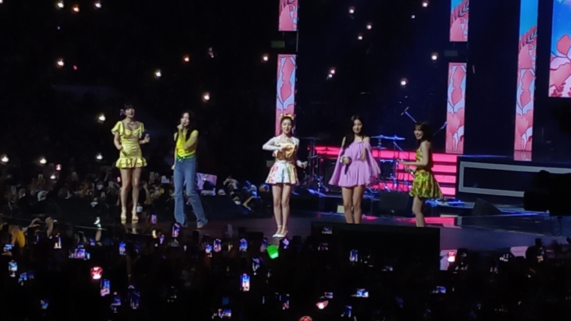 Red Velvet ajak seluruh penonton ikut bernyanyi. | Iit Septyaningsih