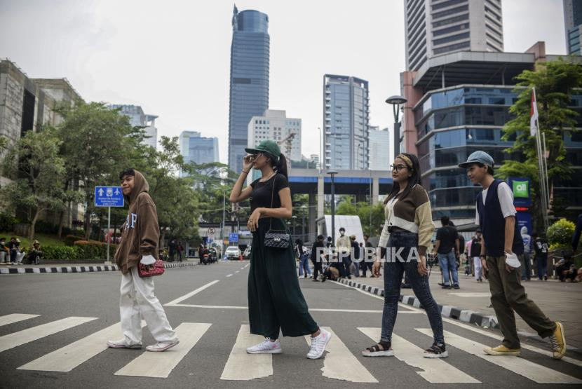 Fenomena Citayam Fashion Show di Taman Dukuh Atas, Jakarta Pusat.
