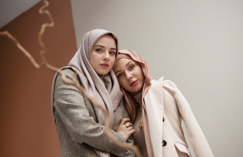 Dua perempuan berhijab mengenakan busana warna netral. (Dok Freepik)