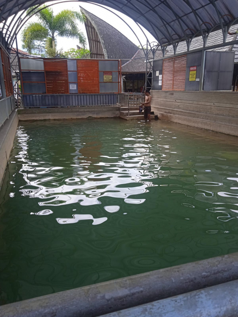 Seorang pengunjung tengah menikmati pemandian kolam air panas yang ada di SPBU 34.46134. antara Bandung-Tasikmalaya. (Istimewa)