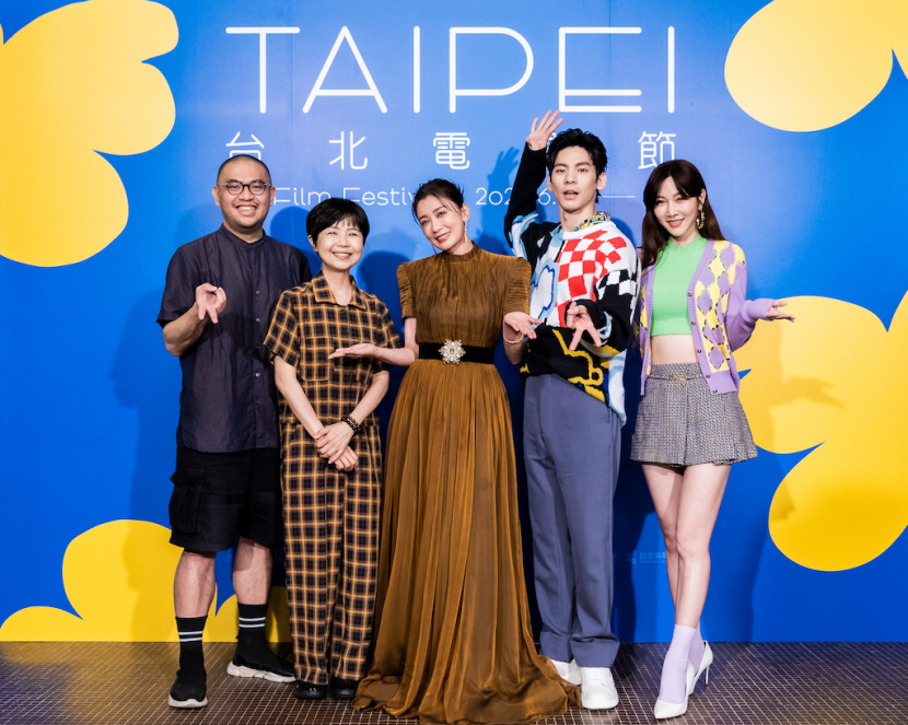 (Kiri ke kanan) Sutradara Lee Chun-hong dan Chen Wei-ling, dan para pemeran: Alyssa Chia, Austin Lin, dan Tseng Wan-ting di Festival Film Taipei , tempat mereka menyampaikan pandangan mereka tentang tema acara ini, yaitu cinta dan pemenuhan di konferensi pers usai pemutaran perdana. Sumber: Netflix.