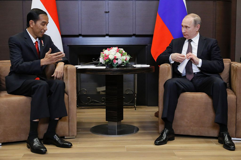 Presiden Joko Widodo dan Presiden Vladimir Putin tengah berbincang.