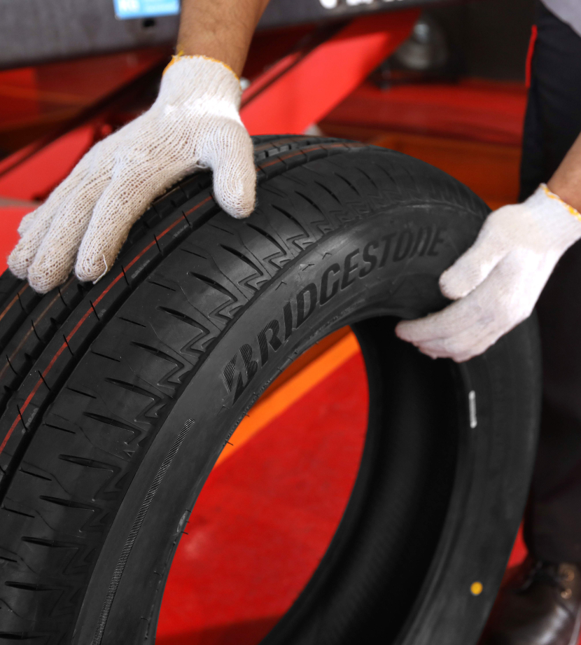 Proses pengecek ban. Dok: PT. Bridgestone Tire Indonesia