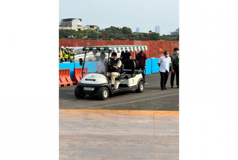 Presiden Jokowi dan Gubernur DKI Jakarta Anies Baswedan mengecek Sirkuit Formula E. (Istimewa)