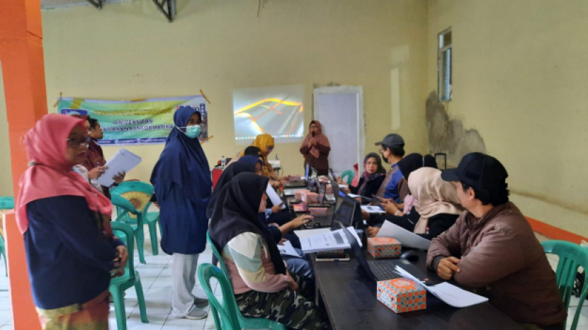 Suasana pelatihan pembuatan presentasi yang menarik dengan menggunakan aplikasi MS Power Point oleh dosen-dosen Universitas Bina Sarana Informatika (Universitas BSI) di Kantor Desa Kota Batu, Bogor, Jawa Barat, Jumat (09/09/22)