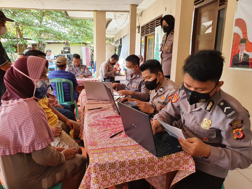 Vaksinasi Covid-19 dilakukan di sela penyaluran BTPKLWN di Mapolsek Weru. (Dok Humas Polresta Cirebon)