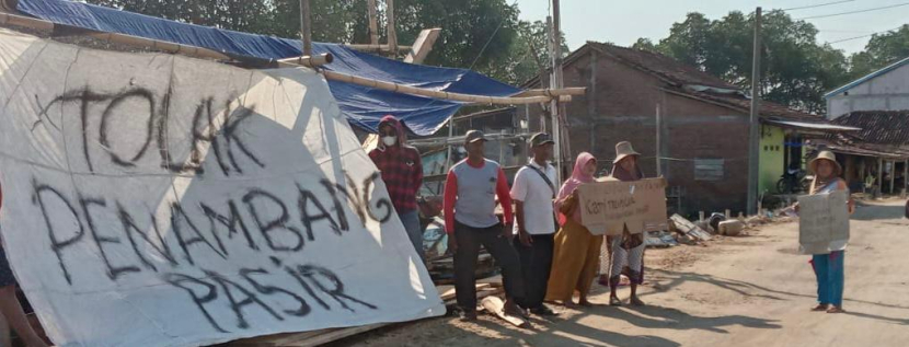 Aksi diam masyarakat pesisir Demak untuk menyampaikan aspirasi menolak penambangan pasir laut ketika dikunjungi Komisi IV DPR l.