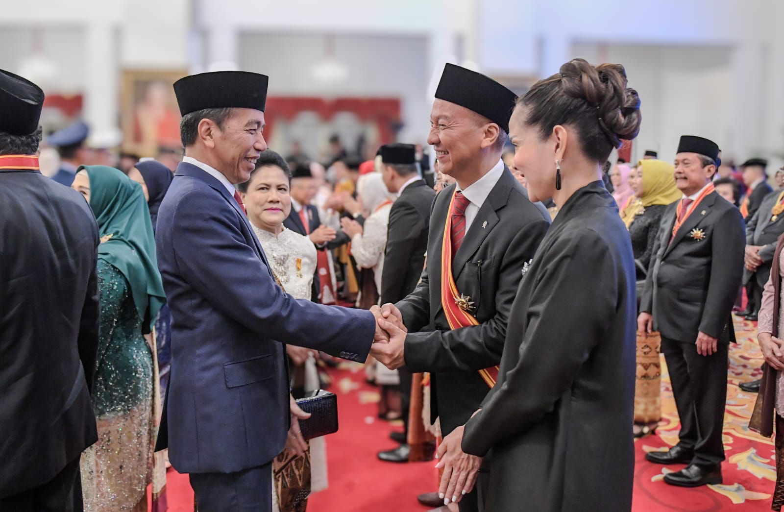 Menperin Agus Gumiwang Terima Penghargaan Bintang Mahaputera Adipradana dari Presiden