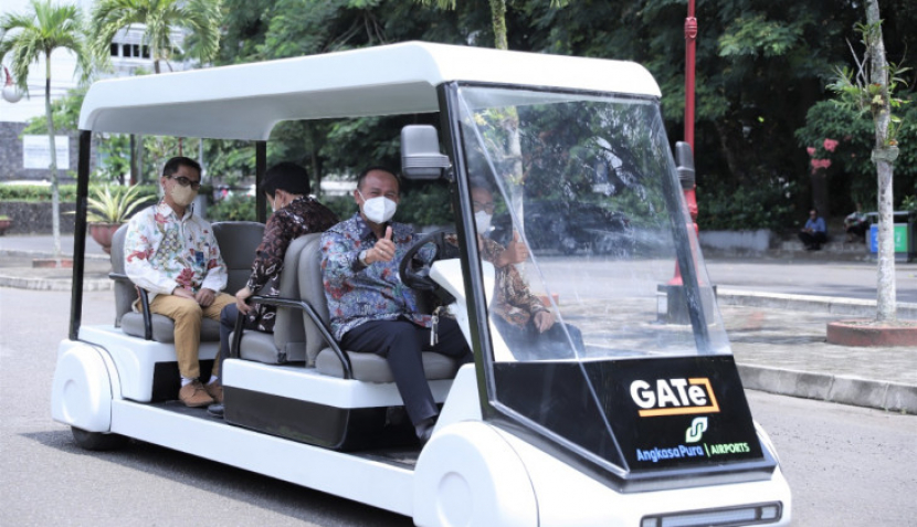 Fakultas Teknik Universitas Gadjah Mada (UGM) mengembangkan mobil listrik Gadjah Mada Airport Transporter electric (GATe). Sebanyak satu unit mobil listrik diserahkan kepada PT Angkasa Pura I untuk dioperasikan di Bandara YIA, Jumat (04/03/22). Foto :ugm.ac.id