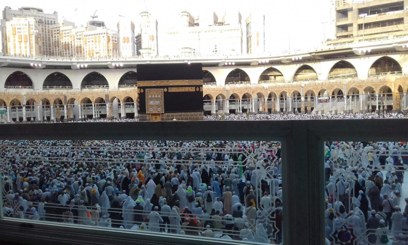 Ka'bah merupakan bangunan peribadatan tertua yang ada di bumi, sejajar dengan Bait Al-Ma'mur dan Arasy Allah yang merupakan tempat thawaf malaikat. Ka'bah memang memiliki keistimewaan khusus.