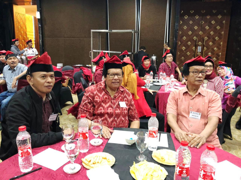 Sarwono Kusumaatmadja (paling kanan) bersama Prof Bachtiar Aly di sebuah acara diskusi Perhimpunan Mahasiswa Bandung (foto: dokumentasi priyantono oemar).