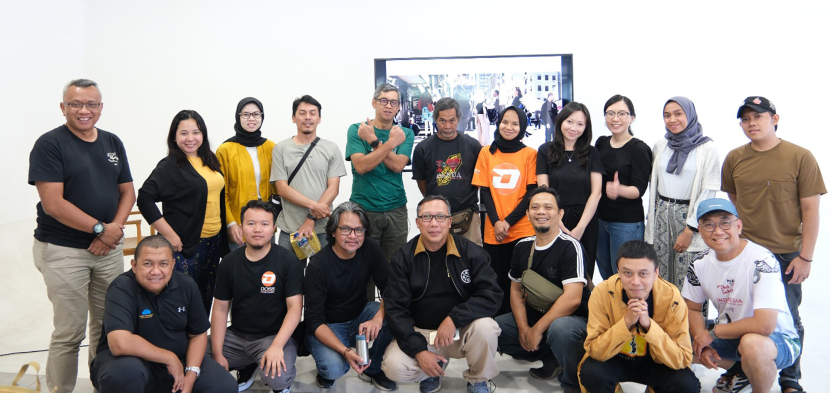  Mentor Gathot Subroto berfoto bersama peserta workshop street photography bersama DOSS Camera Gadget, Ahad (11/8/2024). (Foto: Bagus Pratama/Doss Camera & Gagdet) (Body: Fujifilm XH2S, Lensa: XF 16-55/2.8).