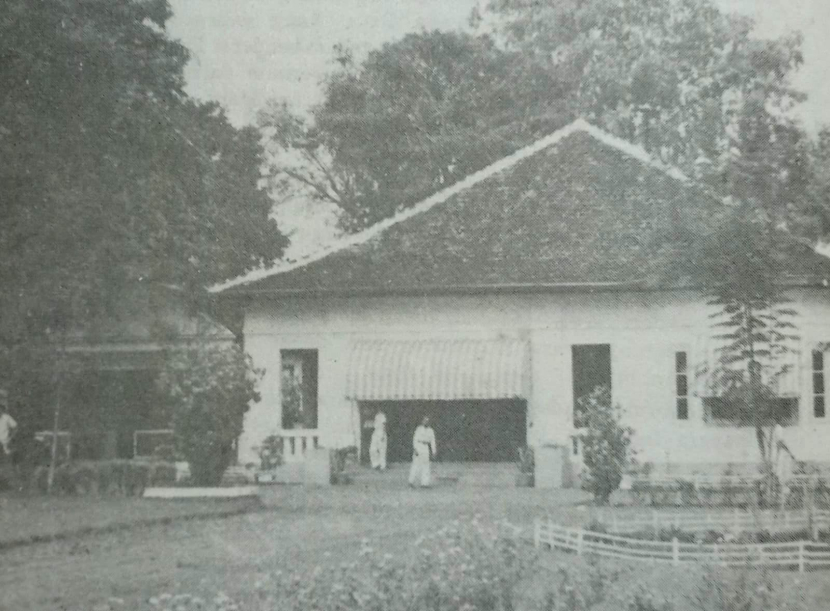 Rumah Sukarno di Pegangsaan Timur 56, sejak 14 Auustus 1945 dijaga anggota Barisan Pelopor Istimewa. Ketika Sukarni, Chaerul Saleh, dan kawan-kawan datang pukul 03.00 dini hari, 16 Agustus 1945, tidak dicurigai karena Chaerul Saleh juga anggota Barisan Pelopor Istimewa (foto: repro buku pengalaman saya seputar 17 agustus 1945).