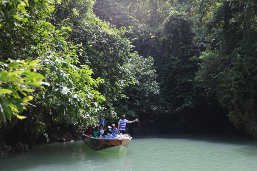 Pemandangan alam di Sungai Maron yang dijuluki Sungai Amazon-nya Indonesia.