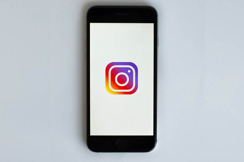 Logo aplikasi Instagram di smartphone.