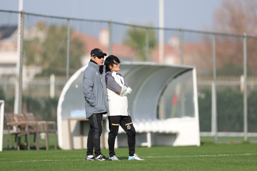 Pelatih timnas Indonesia, Shin Tae-yong (kiri), dan fisioterapis Choi Ju-young (kanan). Foto: PSSI.