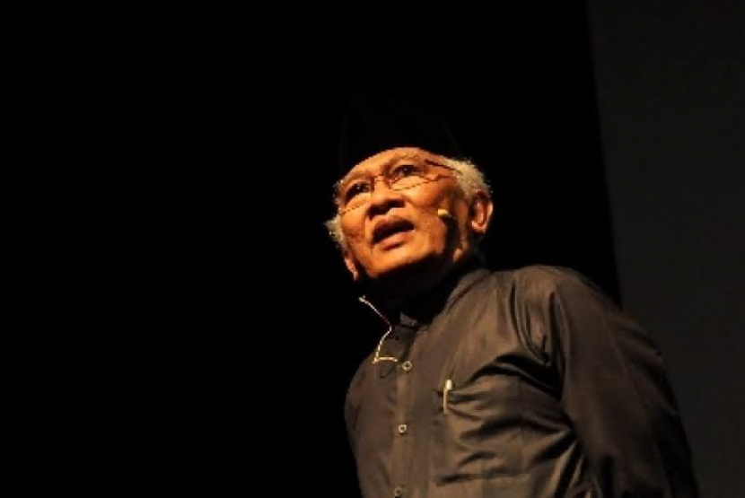 Keterangan: KH. Mustofa Bisri atau Gus Mus