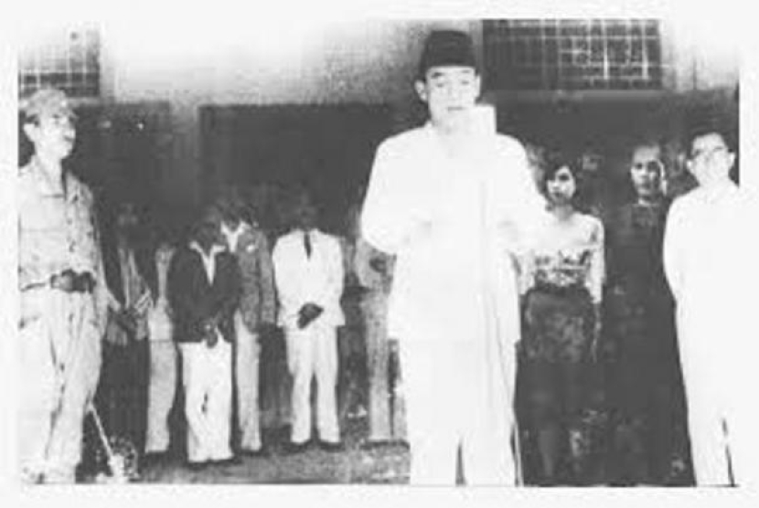 Bung Karno dan Bung Hatta pada peristiwa pembacaan teks proklamasi di hari Jumat, pukul 10.00 pada 17 Agustus 1945 di Jl Pegangsaan Timur, Jakarta. Foto: Arsip Nasional