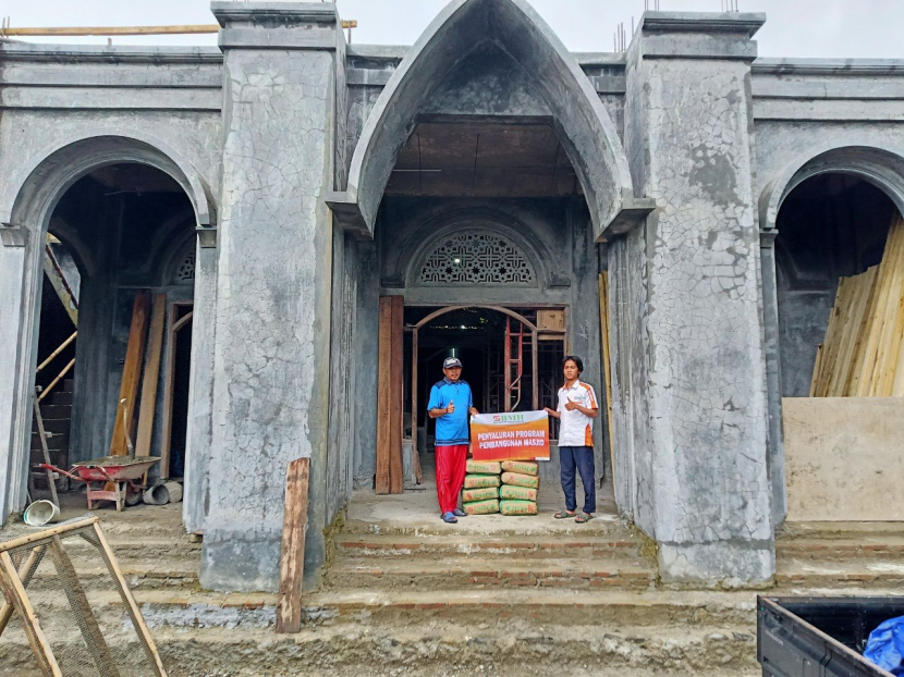 BMH menyalurkan bantuan semen ke Masjid Baitul Muttaqin di Dusun Tirtomoyo, Kebumen, Jawa Tengah, Rabu (26/10/2022). (Foto: Dok BMH)