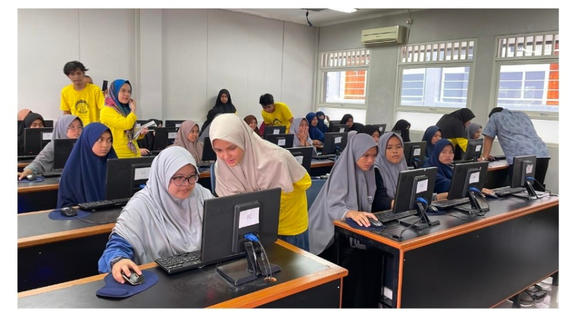 Mahasiswa UI melatih Santriwati Ibad ar Rahman Islamic Boarding School rapidtyping aksara Arab. Kegiatan ini merupakan program Pengabdian Masyarakat (Pengmas) UI.