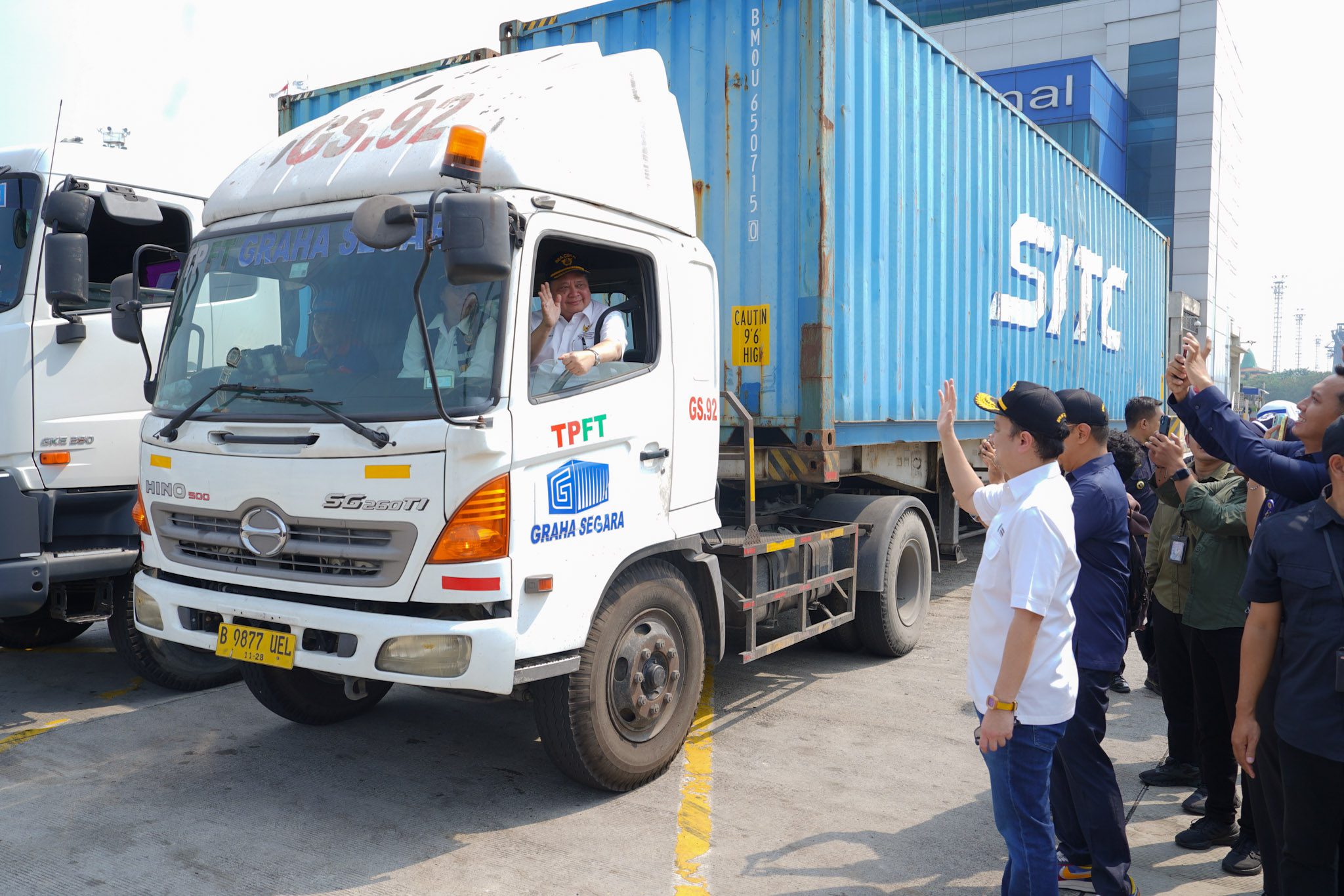 Pelepasan Ribuan Kontainer di Jakarta International Container Terminal