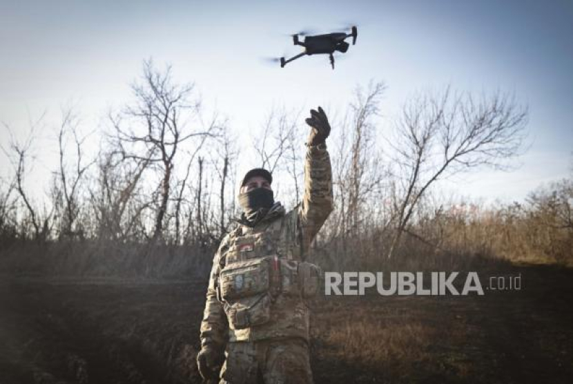 Prajurit Ukraina menerbangkan drone selama operasi melawan posisi Rusia di lokasi yang dirahasiakan di wilayah Donetsk, Ukraina (AP)