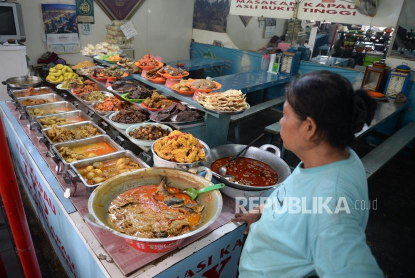 Penjual nasi Padang di Jakarta menanti pembeli (ilustrasi).