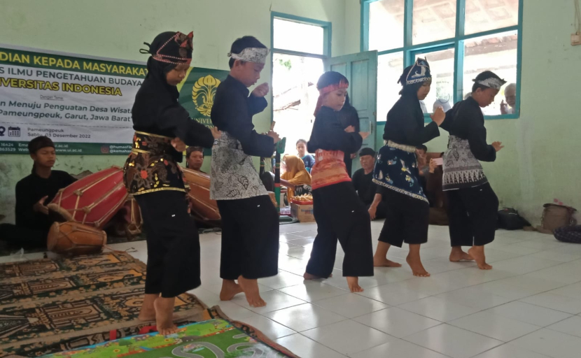 Sejumlah anak melakukan atraksi silat di Pameungpeuk, Garut (dokumentasi Pengmas UI 2022)