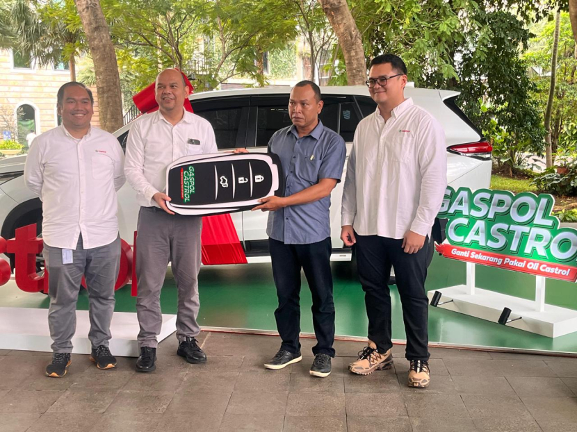 Driver Ojol Ini Akhirnya Punya Mobil Berkat Castrol. (istimewa)