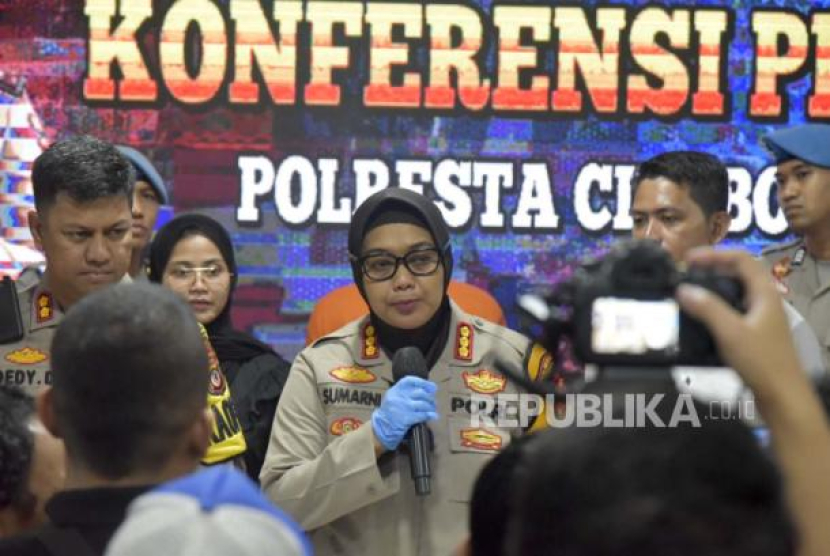 Dalam konferensi pers,   Kapolesta Cirebon Kombes Pol Sumarni mengatakan, jajarannya  mengamankan seorang pengepul togel berinisial RN (51 tahun) di kediamannya. (Dok. Republika)