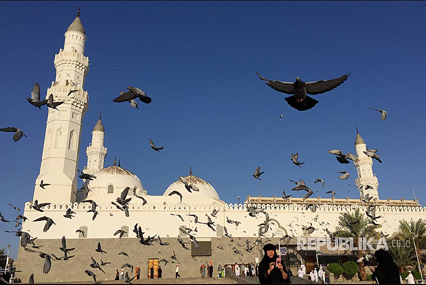 Burung merpati beterbangan di sekitar Masjid Quba, Madinah, Arab Saudi