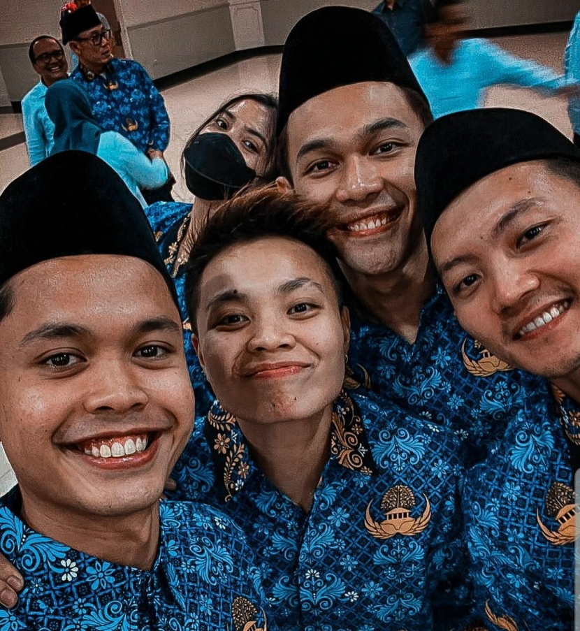 Mantan pemain bulutangkis, Ihsan Maulana Mustofa mengunggah foto-foto dengan atlet lainnya di acara sumpah PNS di Kemenpora. Netizen kangen dengan Josanting.