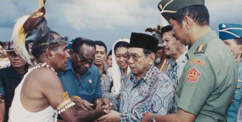 Gus Dur Kunjungi Papua. Presiden keempat RI, KH Abdurrahman Wahid mengizinkan bendera Bintang Kejora berkibar. Foto: Pojok Gus Dur.