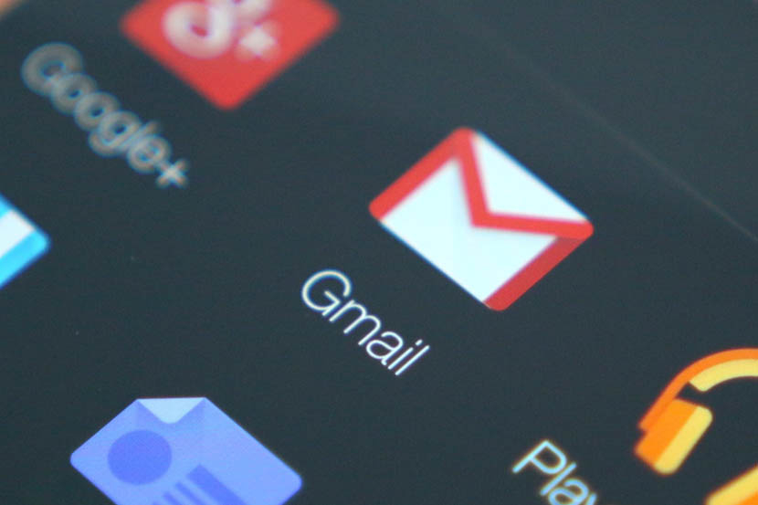 Logo aplikasi gmail di HP.