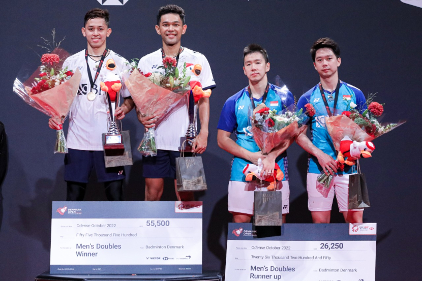 Pembawa acara menyebut Fajar Alfian/Muhammad Rian Ardianto dan Marcus Fernaldi Gideon/Kevin Sanjaya Sukamuljo dari Malaysia saat di podium juara Denmark Open 2022.