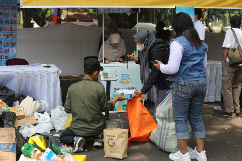 Masyarakat antusias menukarkan sampah menjadi diskon di Bandung Great