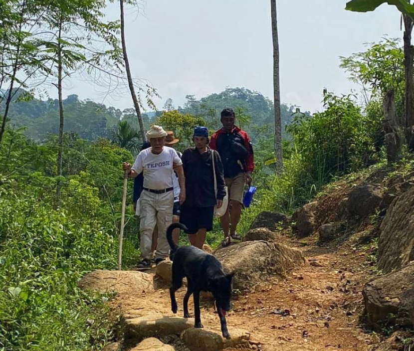 Andi Sahrandi peserta tertua. Rombongan pulang dari Cibeo lewat jalur pendek ke Cijahe.